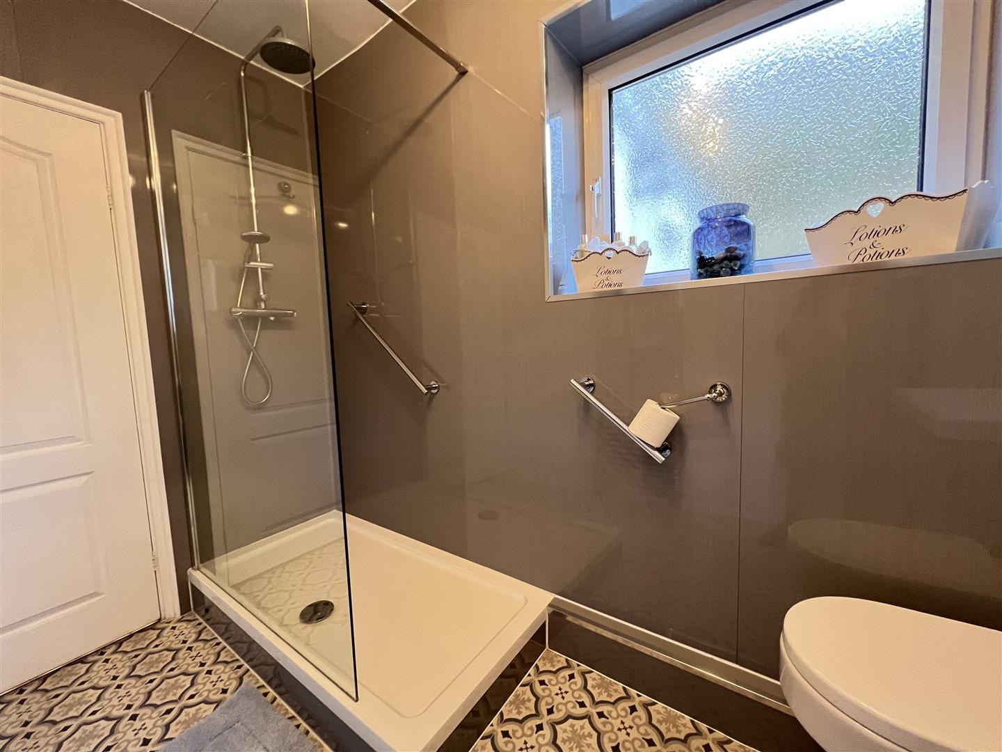 Abercynon Road, Abercynon, Mountain Ash - Bathroom