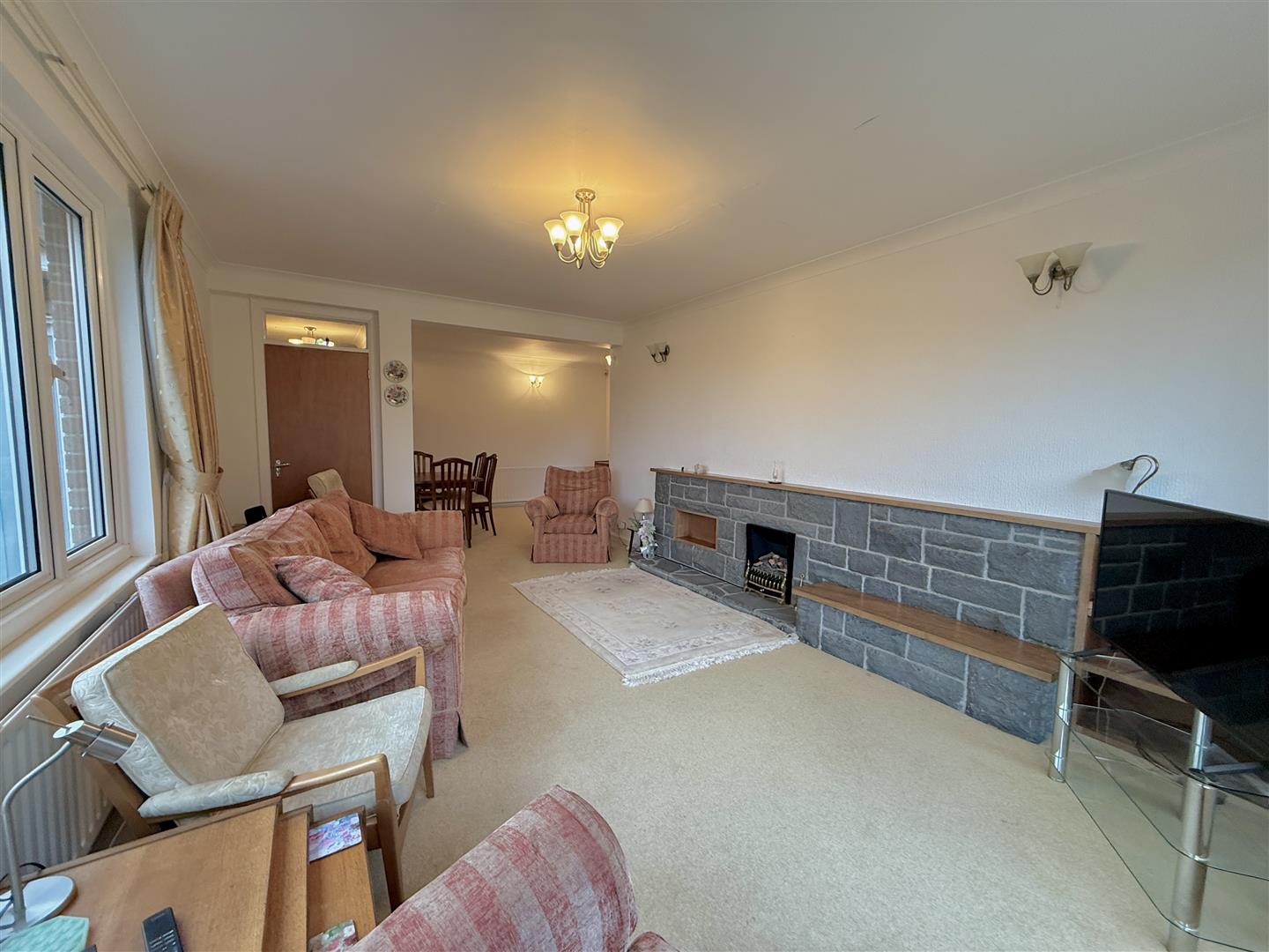 Kingsbury Place, Llwydcoed, Aberdare - 20251111_094921408_iOS.jpg