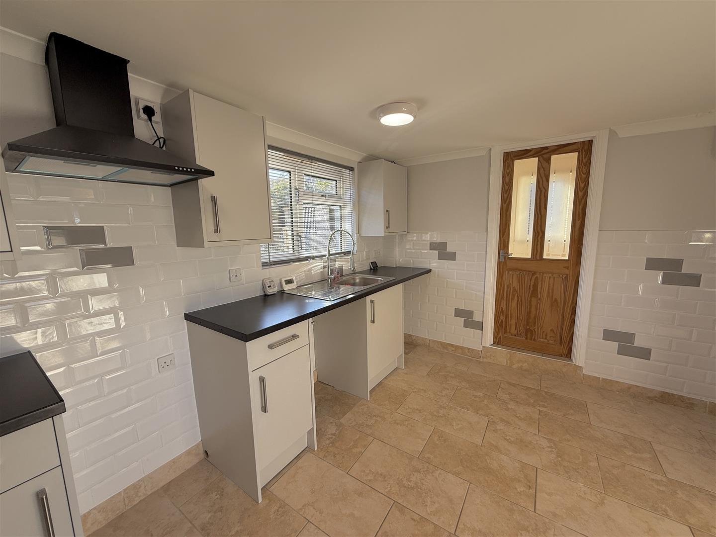 Abergwawr Street, Aberdare - 20251125_105915816_iOS.jpg